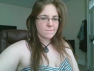 adolescente grasa en gafas se masturba en refrigerate webcam