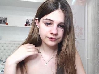 Hot teen shorn showed her nice boobs