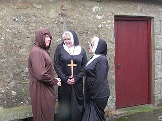 Kirli Olgun Nuns Trisha ve Claire Şövalyesi Deviating Üçlü Var