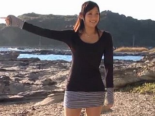 Japanische Hottie Nana Ogura bekommt ihre Muschi nigh einer Höhle spielte