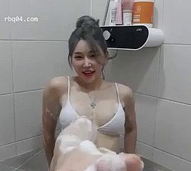 Mamada coreana en la ducha (más videos go over ella en la descripción)