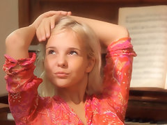 comel monroe remaja russian bermain piano dan dirinya