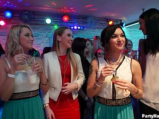 Unglaublich gefräßigen Blowjobs werden von einigen Tanzköniginnen around Club gegeben